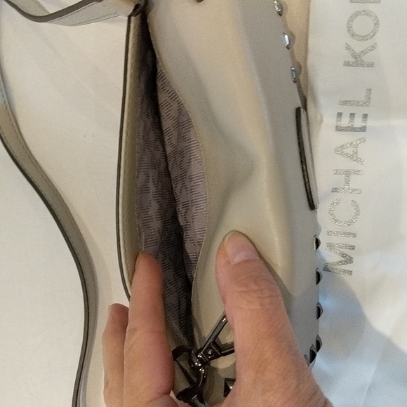 MK clutch handbag Must have ! Beautiful - Picture 4 of 8